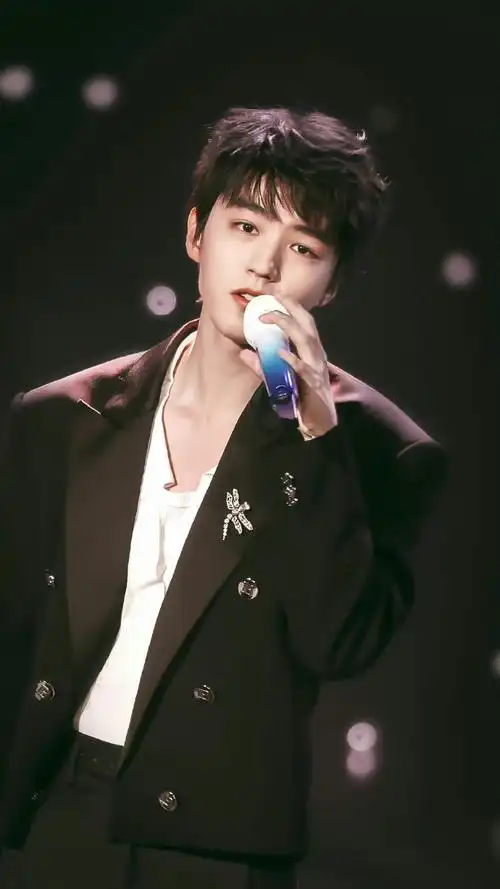 王俊凯新店开业,粉丝凌晨熬夜排队捧场惹争议