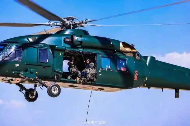 武警特战队员直升机融合训练酷