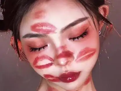 满脸口红印_满脸口红印的表情包_满脸口红印的头像 - 抖音