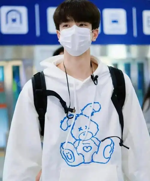 林一穿搭乖巧的大男孩