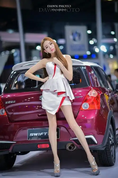 长发90后美女车模热裤秀玉腿