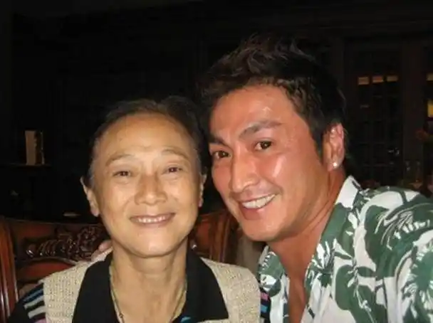 刘立立和何家劲合影本来故事到这里就该结束了,谁知,董今狐的一场大病