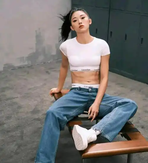 吴艳妮的新照片展示了引人注目的八块腹肌网友准备当模特了吗