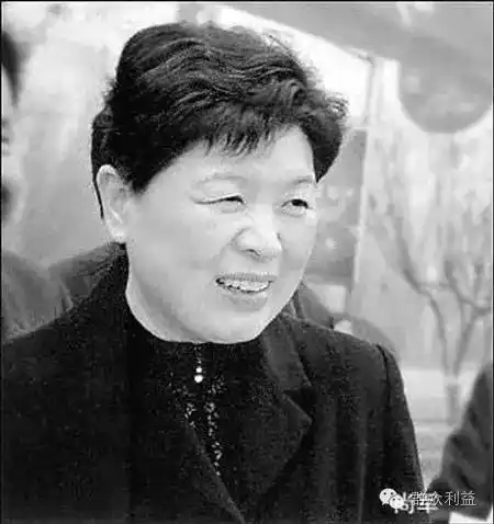 一次,徐其耀胸口不太舒服到医院"高干病房" 后,40多岁的女护士王秀丽