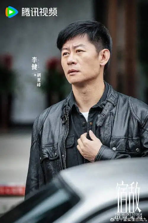 亲自把关拍摄每个步骤,妆造为了更贴合人设,直言"不怕丑",现场和廖凡