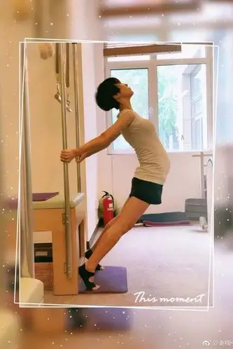 "马甲线"清晰可见肚子不仅仅没有明显的凸起因为常年健身▼是这样的!