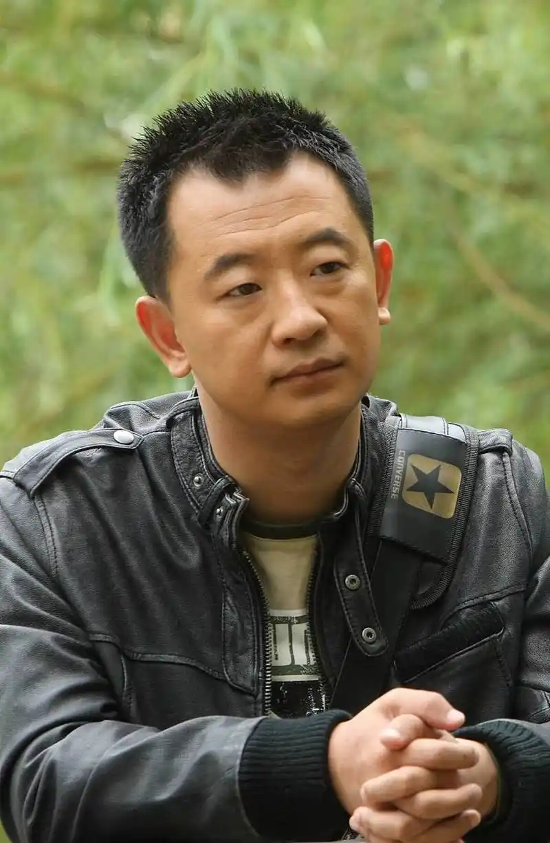 黄海波是一位备受尊敬的中国演员,他参演过许多电视剧,包括《中国机长