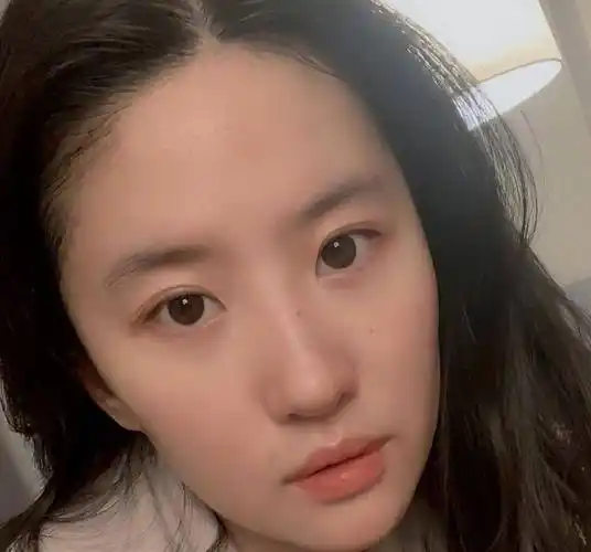 "刘亦菲素颜照曝光引热议!神仙姐姐化身自然美,网友直呼幻灭"
