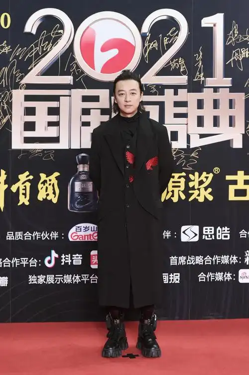 今日导演@李牧鸽与李木戈 和制片人@五星_apple 秦放__财经头条