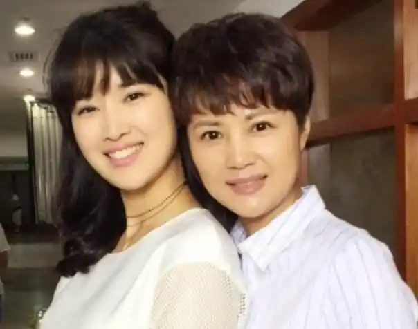 54岁茹萍婚姻坎坷,二婚嫁给演员刘之冰,如今一家四口都是演员