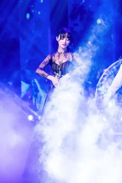 郑爽穿晚礼服跳舞