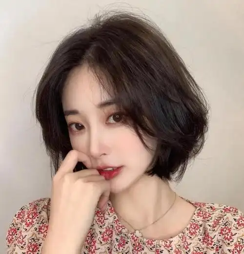 四十岁的女人,留什么发型最好看?今年流行的气质短发,换上就美