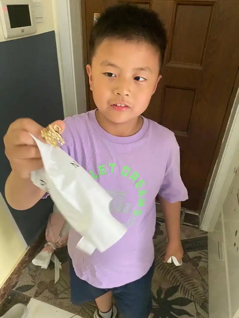 你永远不知道你的孩子有多爱你…今天他自己带着仅有的70元零花 - 抖