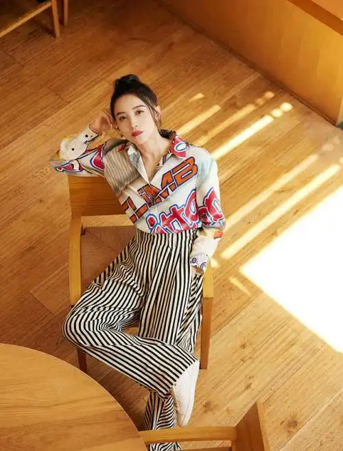 宋佳亮相新剧《小舍得》开播盛典 梳马尾穿花衬衫随性大气