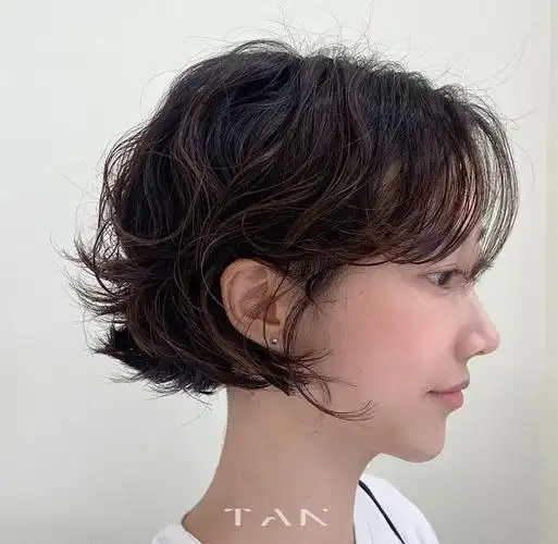 18岁女生短发烫发发型风情万种短发烫