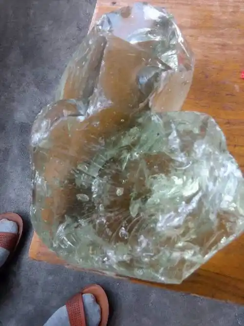 出产石英砂的山上捡到一块透明的像玻璃一样的石头,不知道有没有价值
