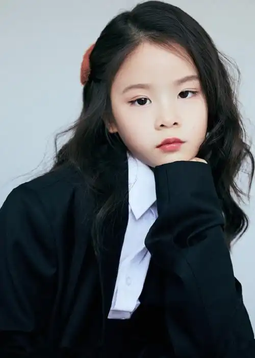 曹曦文与6岁女儿拍大片,欣欣插兜凹造型气场超强,抢足妈妈镜头