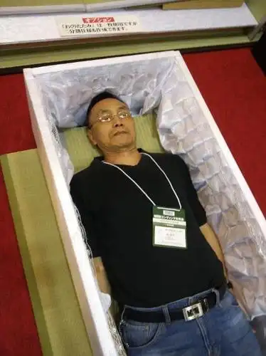 参观火葬场,学习拍遗照,躺入棺材内体验……他们这样面对死亡