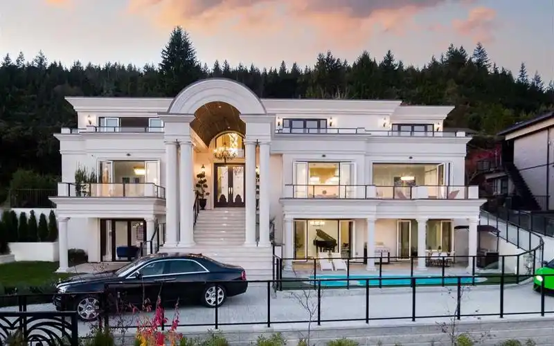 在加拿大的一座景观开扬的欧式豪宅667andovercrescentwestvancouver