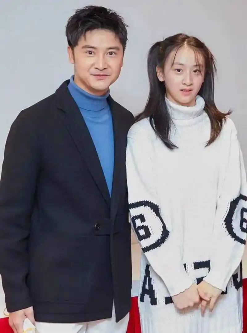 15岁的田雨橙和父亲田亮合影,两人长得如出一辙.