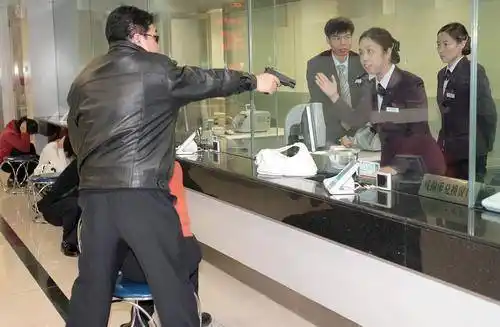 重庆南岸:男子持菜刀抢银行当场被抓,背后动机出现多种看法_事情_成功