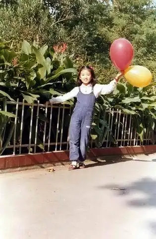 图文:黄奕童年照独家曝光-手持气球奔跑