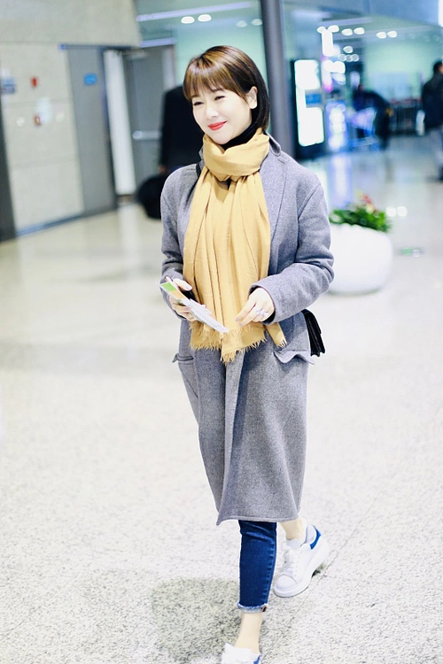 左小青衣服了得一件灰色大衣配牛仔裤走机场基础款穿出高级感
