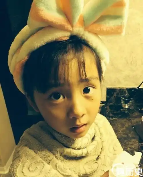 黄磊女儿多多生活照曝光大眼睛激萌15