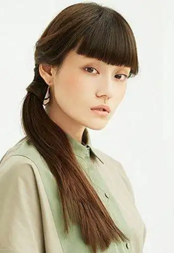 低扎马尾扎发发型 直发扎低马尾发型图片(3)