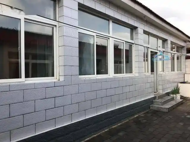 房间有正房4间,厢房4间,院子规整方正,房间内部功能分区合理,装修精致