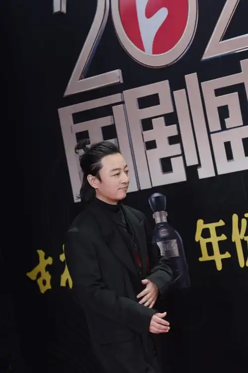 今日导演@李牧鸽与李木戈 和制片人@五星_apple 秦放__财经头条