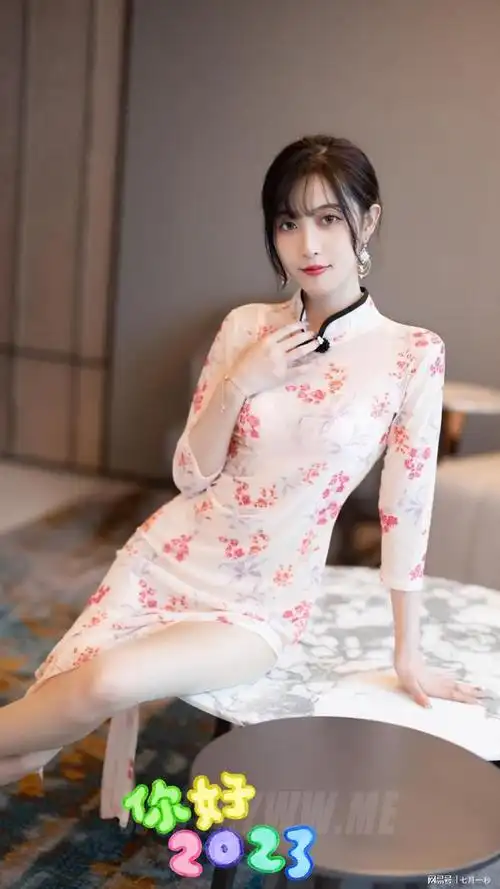 美女模特白色红花旗袍搭配原色丝袜_网易订阅