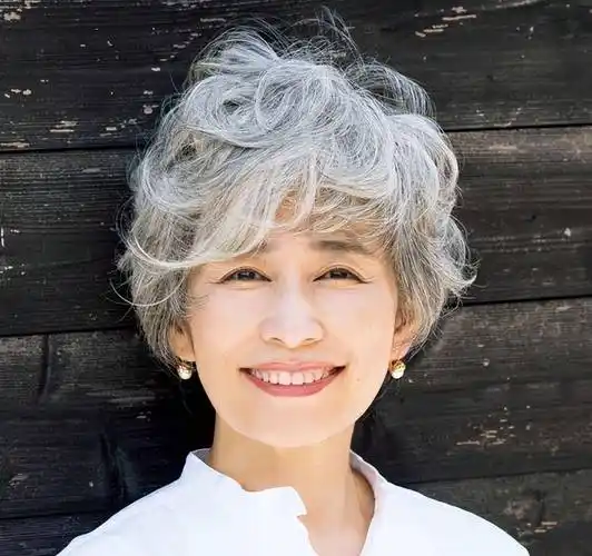 女人过了60岁,发型选这3种"贵妇卷"才显气质,有白发更高级_女性_卷发