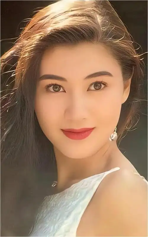 李嘉欣曾命悬一线,网友却拍手称快,这是为何?