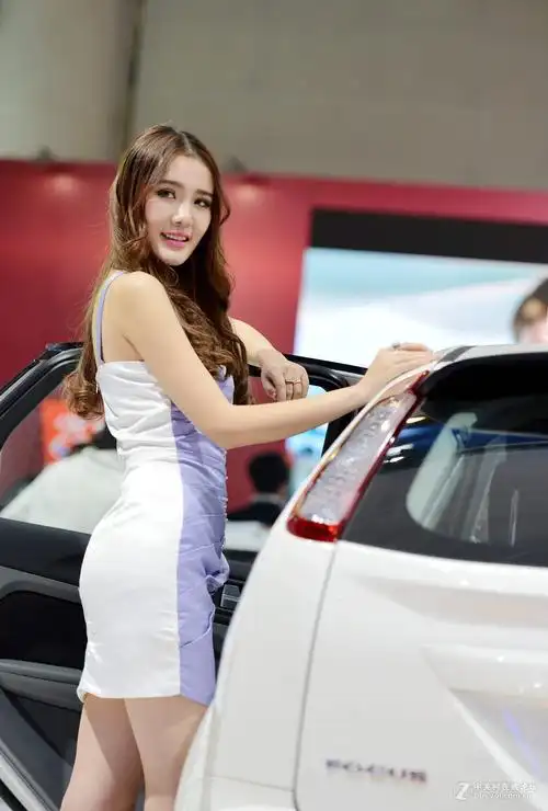长沙车展上的漂亮车模没有车模的车展缺少亮丽景致人气不旺呵呵