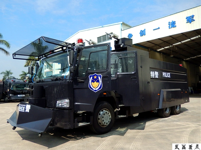 军事丨国产新一代警用水炮车车身全密闭装备液压清障铲