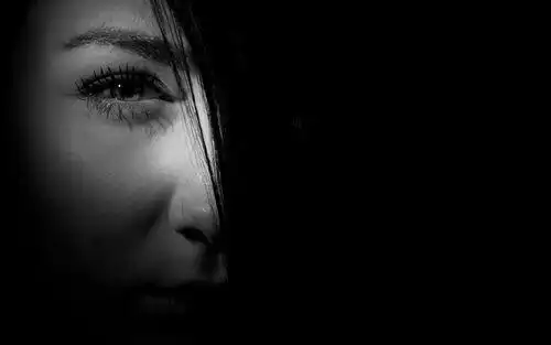 孤独伤心哭泣的女孩这让你倍感委屈,心里特别难过.