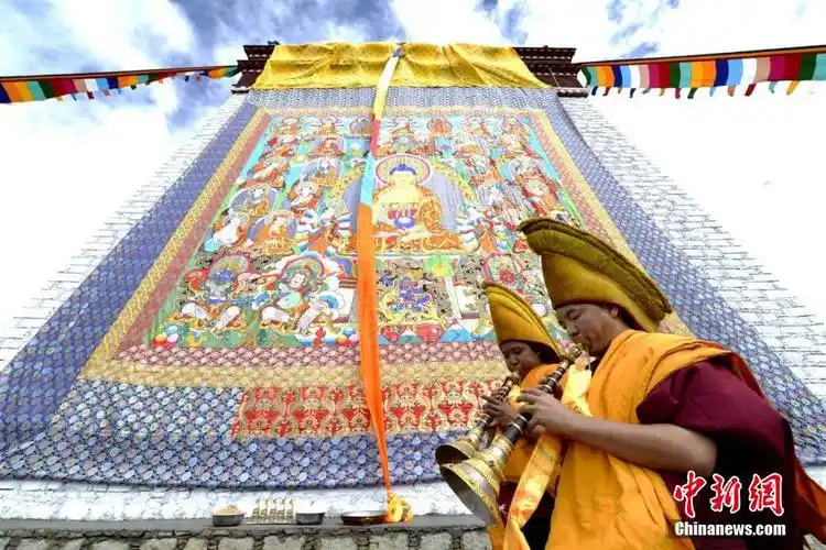 西藏岗坚寺举行展佛仪式 纪念释迦牟尼佛转法轮日