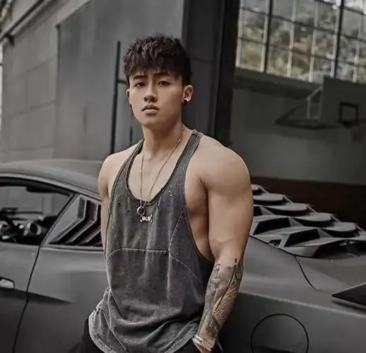 穿着灰色背心的肌肉小奶狗,有身材有颜值的男生