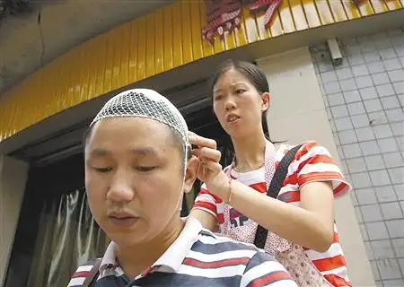 蒋先生的头上缠着纱布 记者 李化 摄