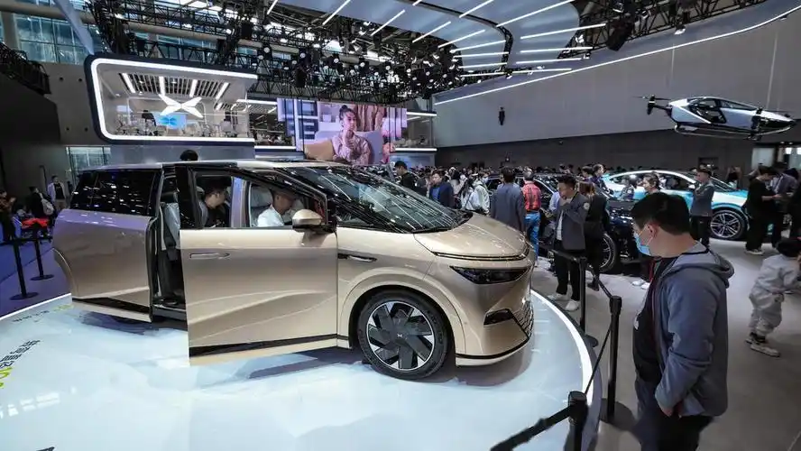 小鹏x9正式亮相广州车展,现场人山