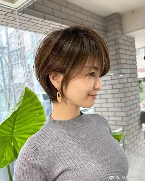 2024短发新潮流,挂耳短发就是不一样,展现你独特的美