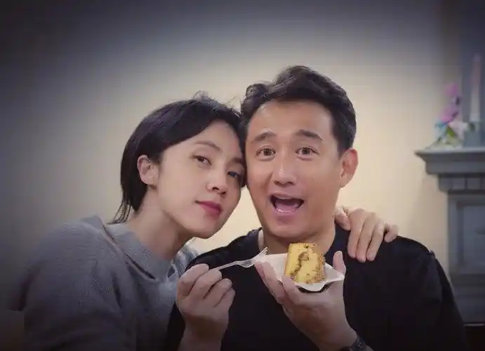 黄磊孙莉一家游环球影城黄磊身材发福臃肿儿子正脸照像妈妈