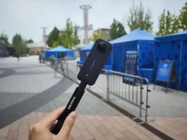 首先,insta360相机的外观非常精致,呈现出现代感十足
