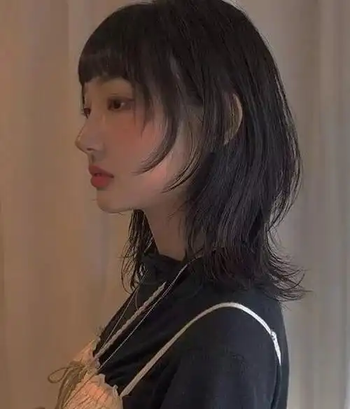 中长直发2023年最新款,你和女神之间只差一个发型_飘逸直发_女生发型