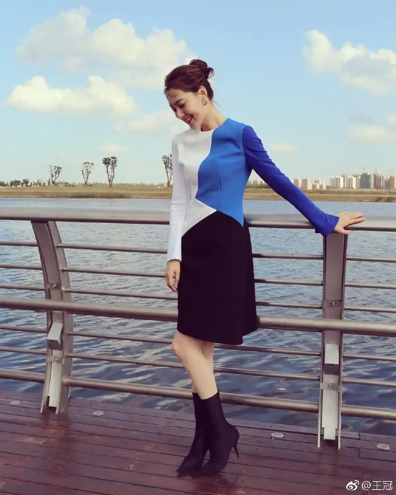 10月26日,网曝唐嫣好友,东方卫视主持人王冠将担任婚礼伴娘.