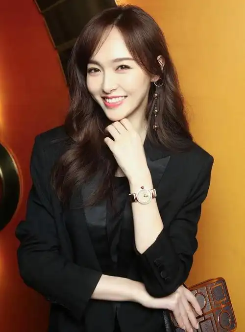 气质女神唐嫣一袭黑色长裙,优雅中透露性感身材