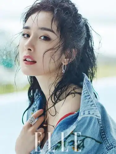 杨幂拍过的杂志封面樱花树下的是最美看过这张再做判断