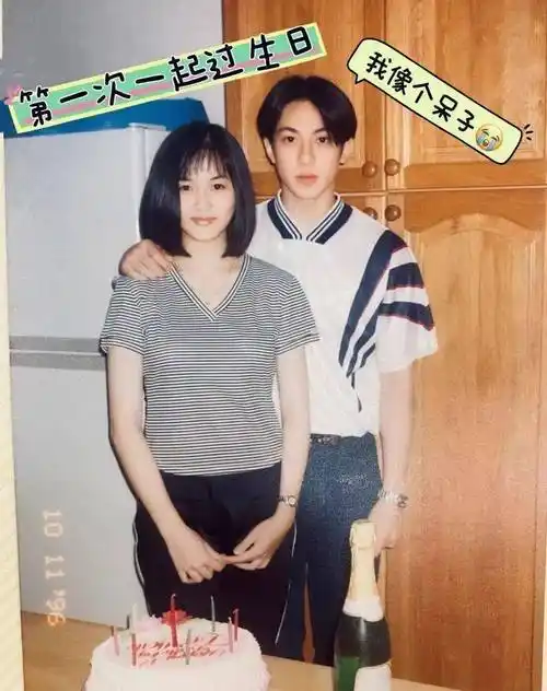 "吴尊庆祝与妻子相恋28周年_th_his_wife