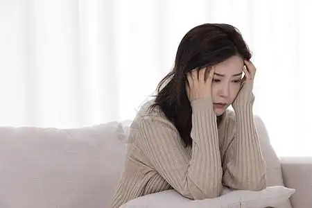 心情孤独独自生活的女性心情不好的人背景